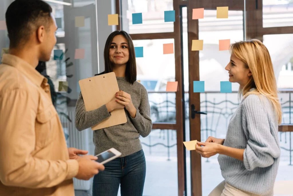 Eine Agile Coach Ausbildung unterstützt einen bei Selbstführung, Teamentwicklung und Organisationsentwicklung, also in der Arbeit mit Menschen.